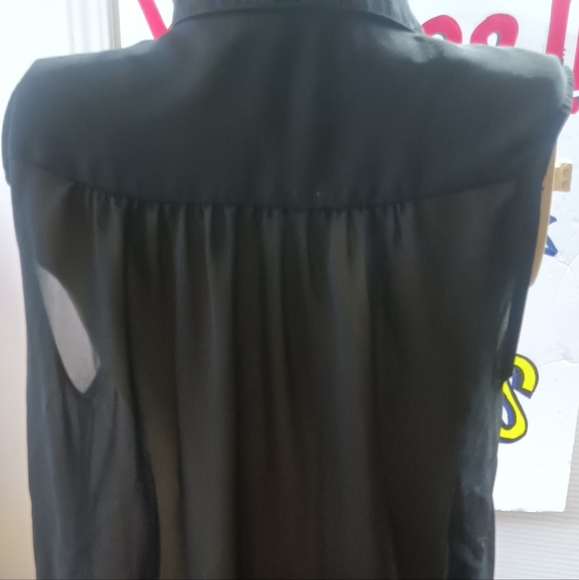 FOREVER 21 Women's Medium Studded Collar sleeve less Black Button-Down Shirt - Picture 3 of 5